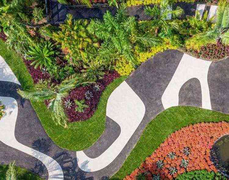  Os jardins tropicais possuem formas sinuosas e livres. / Foto: Pinterest  - 