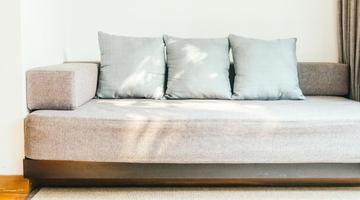 Sof�-cama na sala: como escolher, decorar e aproveitar o espa�o