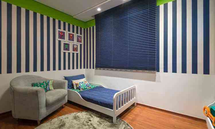 Persiana azul-escuro que compe bem com a decorao do quarto, ressalta as listras. Projeto da designer de interiores Laura Santos - Daniel Mansur/Divulgao