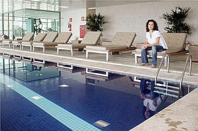 Para a arquiteta Juliana Lembi, gerente de Desenvolvimento de Produtos da Lider Cyrela, as piscinas agregam valor ao patrimnio, sem elevar custos na taxa de condomnio - Eduardo Almeida/RA Studio