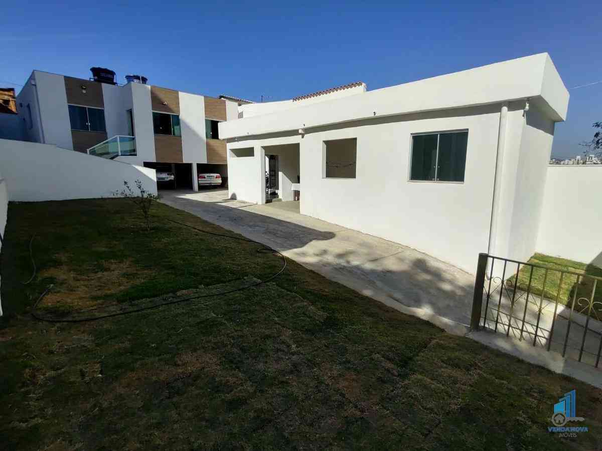 Casa com 3 quartos à venda no bairro Santa Mônica, 120m²