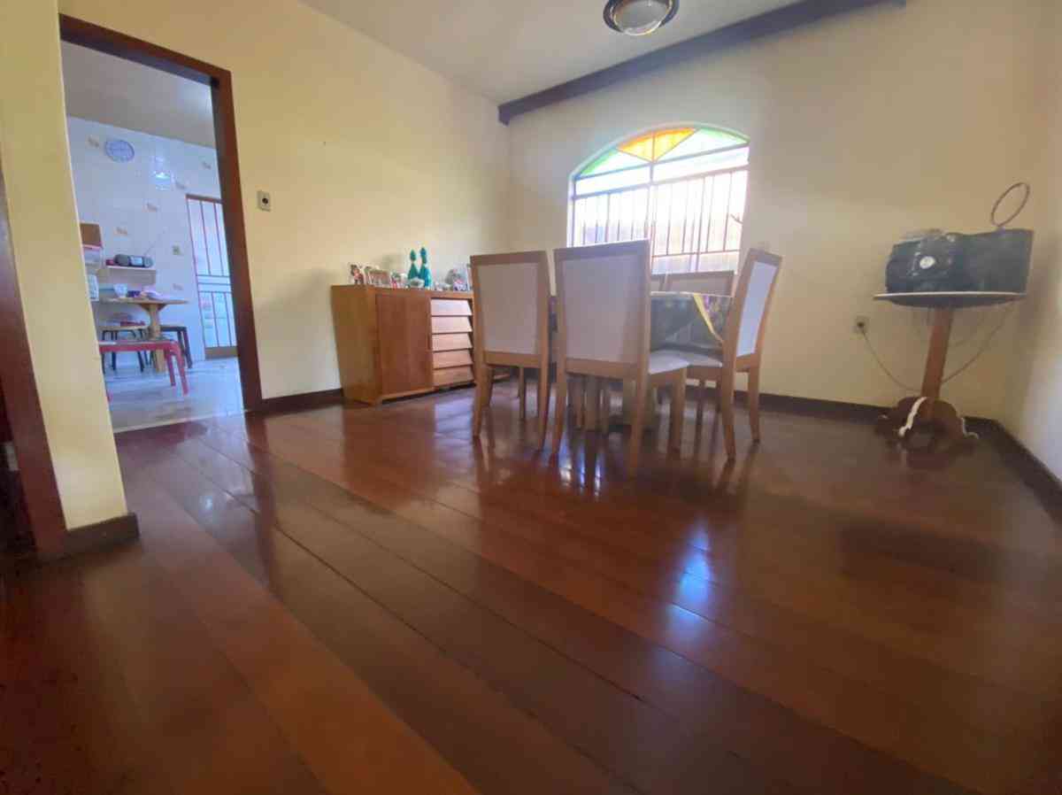 Casa com 3 quartos à venda no bairro Planalto, 360m²