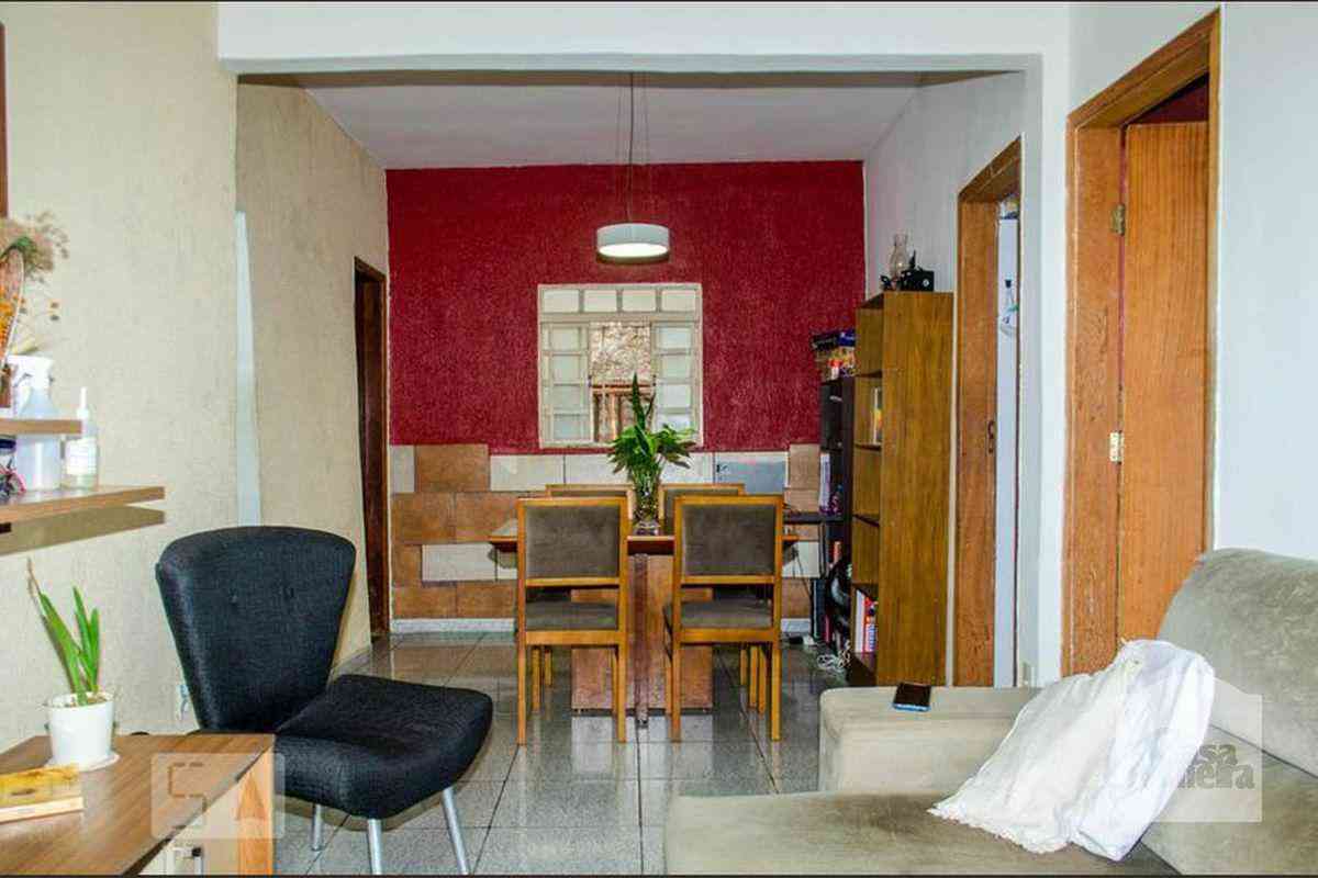 Casa com 2 quartos à venda no bairro Santa Terezinha, 360m²