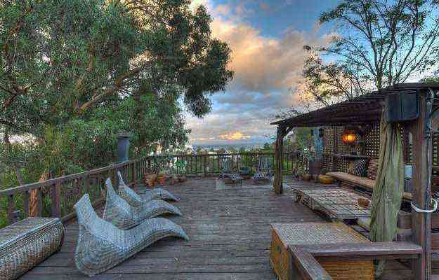Um deck suspenso leva a casa para o alto de rvores e chega  paisagem privilegiada de Hollywood Hills - Realtor.com/Divulgao