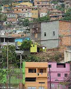 Favela Bela: pontos coloridos se destacam em meio s cores plidas - Emmanuel Pinheiro/EM/D.A Press