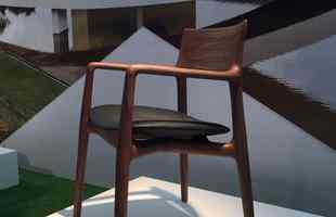 Cadeira Norma, design Jader Almeida para a Sollos, na mostra Be Brasil