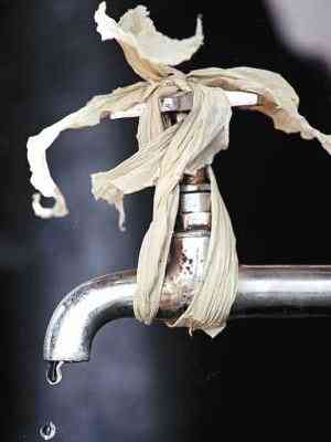 O gotejamento de uma torneira significa perda de 46 litros de gua por dia e deve ser resolvido rapidamente - Beto Novaes/EM/D.A Press 27/3/01