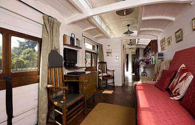 A sala de estar dentro de um dos vages em Cornwall - Railholiday/Divulgao