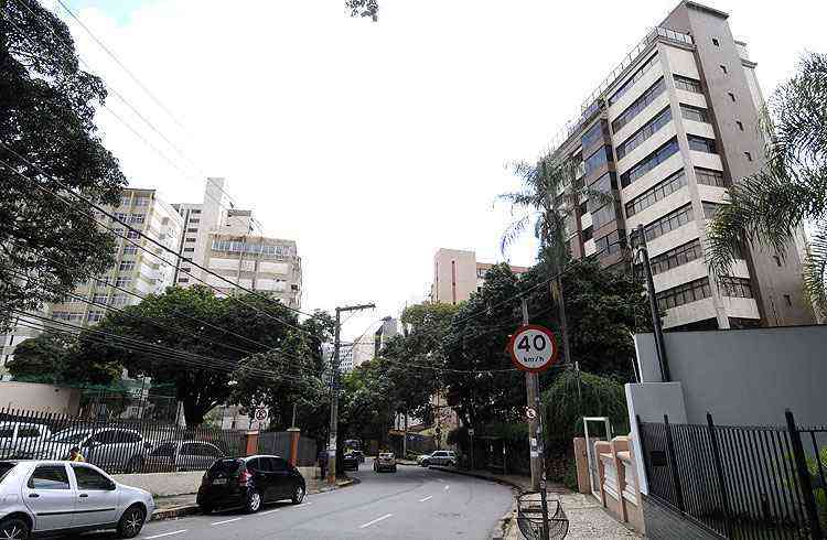 Rua Estevo Pinto  uma das principais vias do bairro e abriga prdios de luxo - Jair Amaral/EM/D.A Press