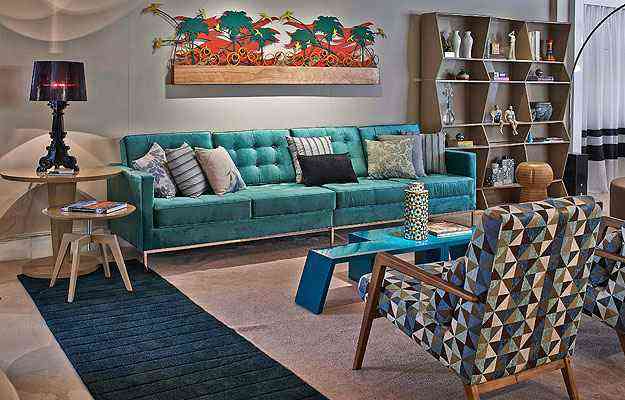 Apesar de tradicional, o sof ganha ares modernos com cores vibrantes no projeto de Tatiana Pradal - Jomar Bragana/Divulgao