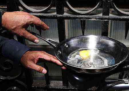 O calor refletido pelo edifcio nas ruas ao redor  suficiente at para fritar um ovo - REUTERS/Suzanne Plunkett
