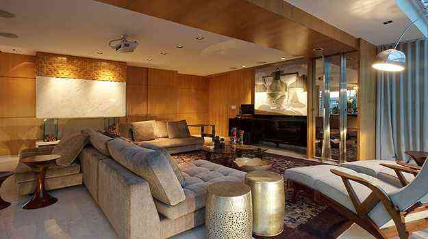 Ambiente projetado por Ana Paula Massote Rohlfs:  vigas recobertas com madeira conferem aconchego  sala de estar - Jomar Bragana/Divulgao