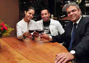 Guilherme Cruz (D), Jnior Souza e Kelly Souza, proprietrios do restaurante Mes Amis - Eduardo Almeida/RA Studio