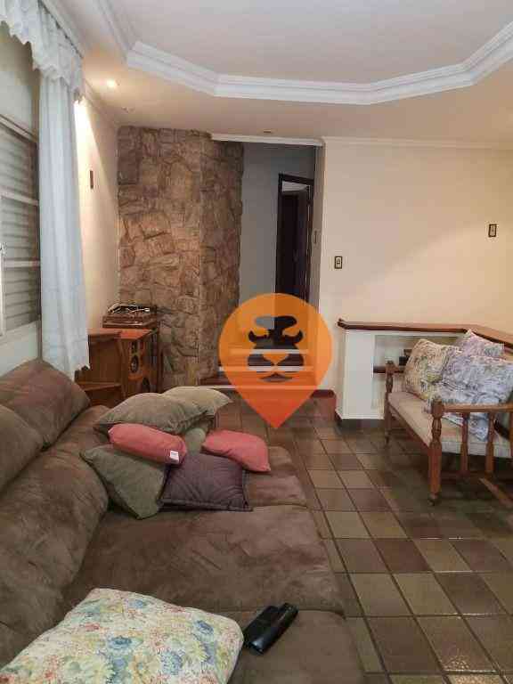 Casa com 3 quartos à venda no bairro Sagrada Família, 400m²
