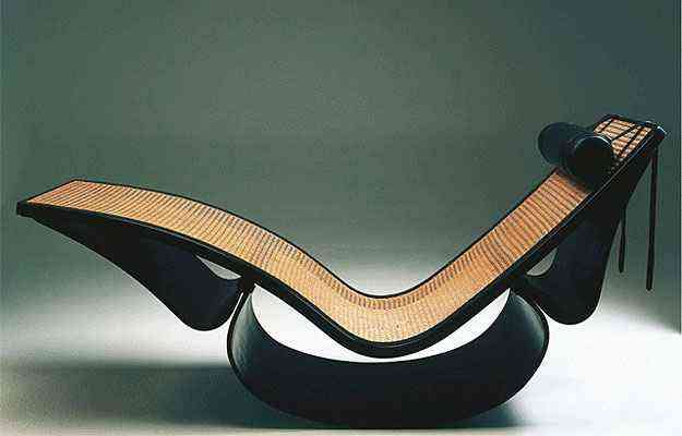 Cadeira de balano feita com estrutura de madeira prensada, trama de palhinha e rolinho de couro - Blog Portobello