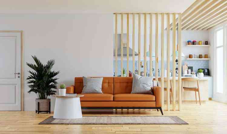 Se a sua sala é pequena, escolha um sofá menor e em cor clara para dar a impressão de que o ambiente é maior. / Foto: Freepik - 
