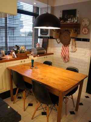 Cozinha com pendente preto e mesa de madeira: composio criou um efeito harmnico - Agncia Jafo Fotografia/Divulgao