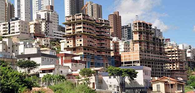 Projetos de edificaes esbarram em vrios tipos de dificuldades, como terrenos com desnveis, qualidade do solo e localizao - Eduardo Almeida/RA Studio