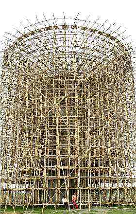 Chamado de ao vegetal, devido a sua resistncia, o bambu  usado h sculos na construo civil em diversos pases do mundo - Deshakalyan Chowdury/AFP