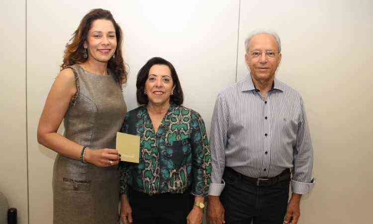 Arquiteta Gislene Lopes entrega o projeto para os assinantes Roberto Rocha Rezende e Vera Lcia Rezende - Sidney Lopes/EM/D.A Press
